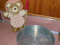 Belinda Bear makes a cake